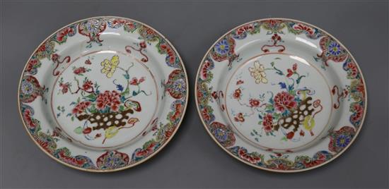 A pair of Chinese export famille rose soup plates, Qianlong period diameter 22cm